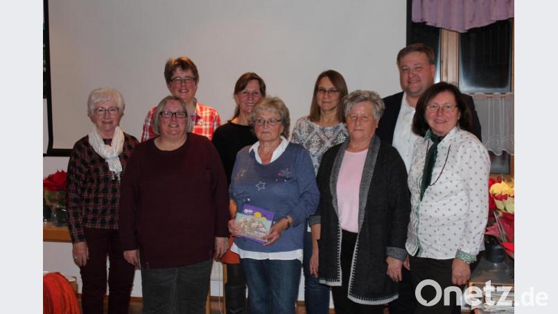 Bürgermeister Stefan Braun (hinten, rechts) und Vorsitzende Christa Donhauser (Zweite von hinten, links) dankten den fleißigen Helferinnen vom Obst- und Gartenbauverein Utzenhofen für die Pflege der öffentlichen Anlagen. Bild: aun
