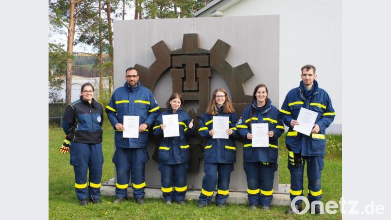 Christina Gradl ist stolz auf die neuen Helfer. Unser Bild zeigt sie mit (von links) Berhard Voit, Berit Holzgartner, Stefanie Werner, Lea Sperl und Florian Kiener. Bild: exb