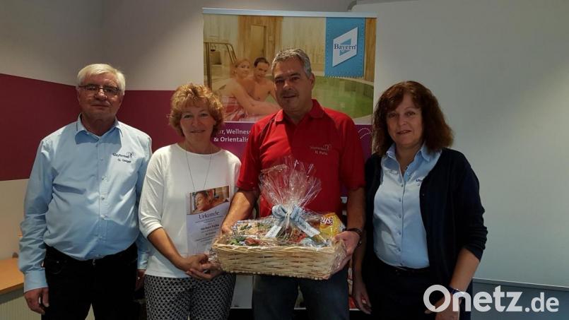 Herbert Pufke (Zweiter von rechts) feiert 25 Jahre Beschäftigung im öffentlichen Dienst. Personalleiterin Jutta Hoffmann (rechts) und Werkleiter Gerhard Geiger (links) gratulieren. Mit dabei ist auch Gattin Beate. Bild: Kurmittelhaus Sibyllenbad/exb
