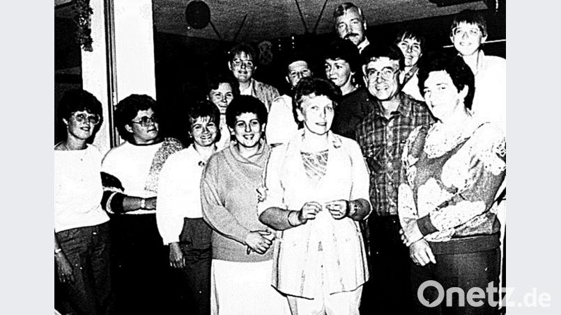 Das Gründungsfoto der Arbeitsgemeinschaft sozialdemokratischer Frauen Auerbach aus dem Jahr 1986 mit Helga Ehrl im Vordergrund sowie Armin Nentwig daneben und Helmut Ott im Hintergrund. Bild: sck