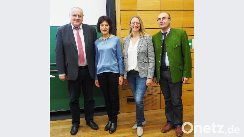 Bürgermeister Lothar Höher (links) mit den Referenten des Abends (von links)
Dr. Gudrun Graf, Dr. Ariane Heigl und Professor Dr. Robert Schwinger. Bild: Bühner