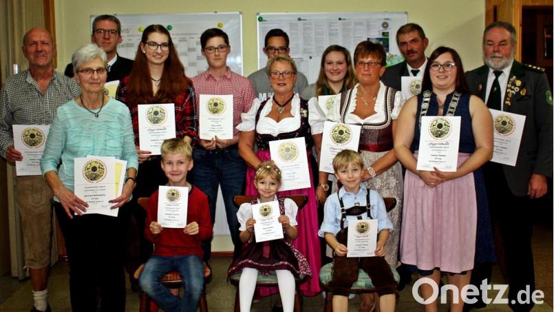 Die Vereinsmeister der Schützengesellschaft Edelweiß Letzau.vorne links Alexander Scheufler, mitte Marina Weidner, und rechts Alexander Weidner. Bild: zer