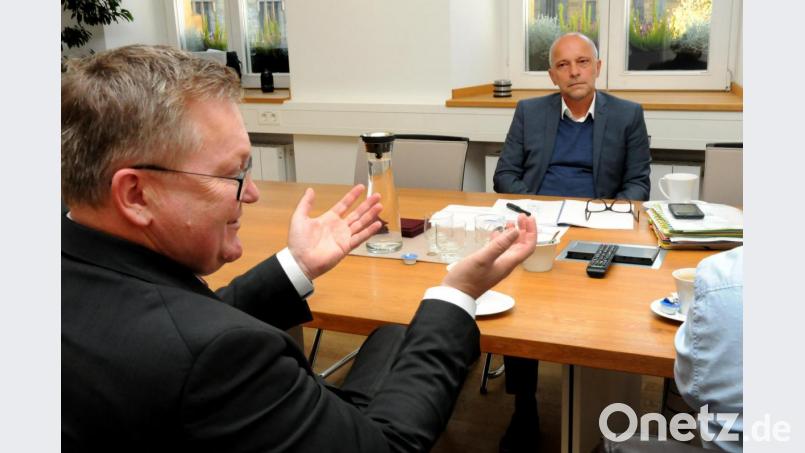 „Was sollen wir machen?“, scheint die Geste von OB Michael Cerny (links) auszudrücken, während er mit Roland Seissler von Ten Brinke (rechts) im Rathaus die neue Situation samt Planänderung schildert. Bild: Stephan Huber