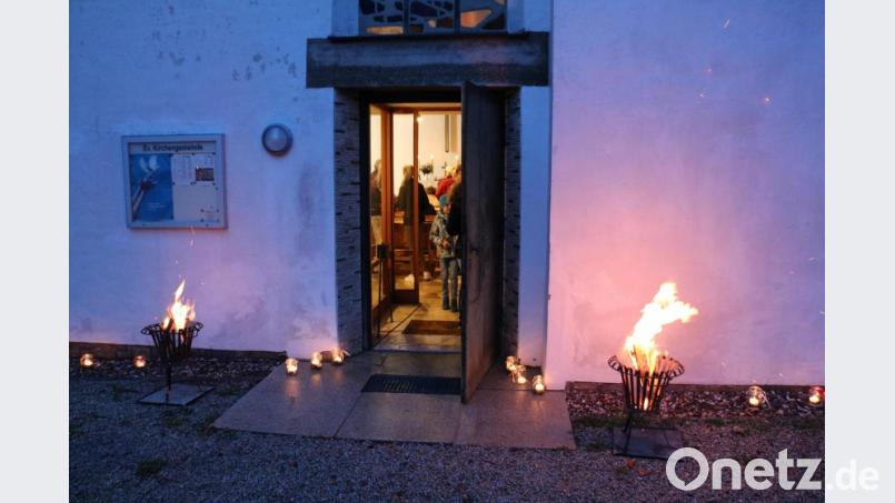 Feuerkörbe und Lichter in Gläsern laden die Gläubigen zum Gottesdienst in die Filialkirche Trabitz ein. Bild: rpp