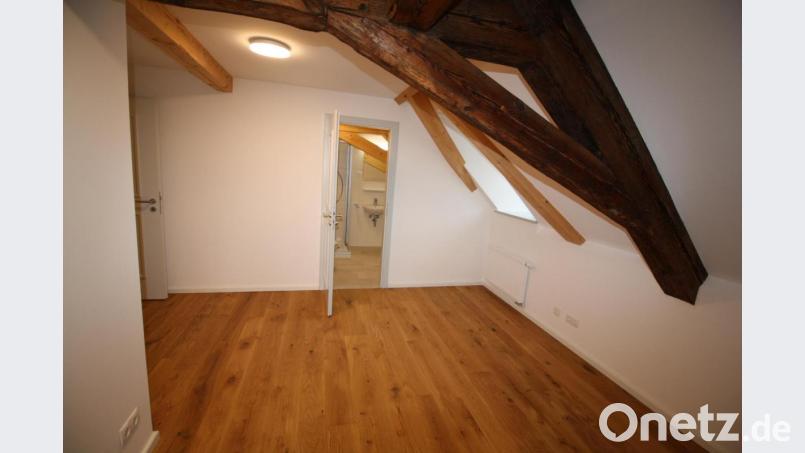 Die Möblierung folgt alsbald, doch schon jetzt verbreiten die Mansarden-Jugendappartements im Meierhof Geborgenheit. Bild: bjp