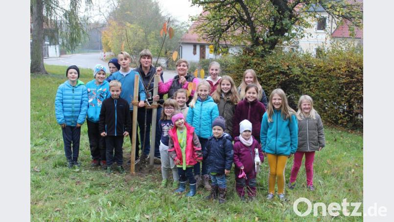 Gemeinsam pflanzten die Kinder den Kirschbaum beim Vereinsheim. Bild: exb