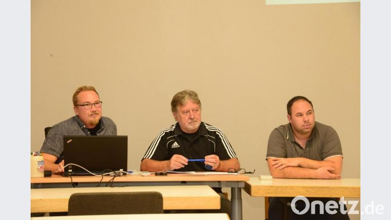 Bauhofleiter Erwin Glaubitz (Mitte) und Daniel Böhm (links) geben dem Marktgemeinderat einen Rückblick auf die Arbeiten 2019 und eine Vorausschau auf die wichtigsten Maßnahmen 2020. Tobias Bergler (rechts) ist der neue Mitarbeiter im gemeindlichen Bauhof und hatte am Montag seinen ersten Arbeitstag. Bild: bey