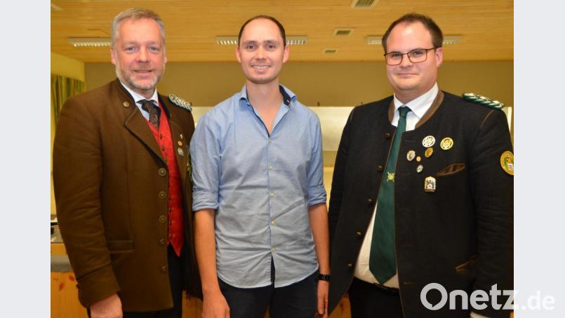 Der langjährige stellvertretende Vorsitzende der Gaujugend, Roland Fichtl (Mitte), scheidet altersbedingt aus. Für sein gezeigtes Engagement erhielt er von Gauschützenmeister Stefan Brandmiller (rechts) und Bezirksschützenmeister Harald Frischholz die &quot;Kleine silberne Verdienstnadel&quot; des Sportschützengrenzgaus. Bild: dob