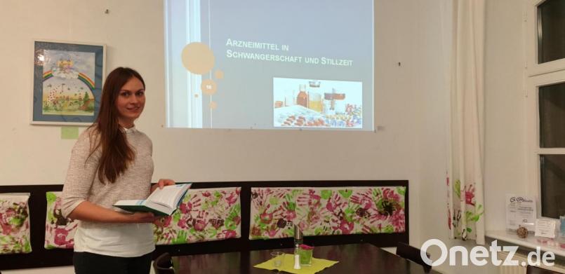 Pharmazeutisch-Technische Assistentin Regina Zehrer mahnte ihre Zuhörerinnen zur Vorsicht bei der Medikamenteneinnahme in der Schwangerschaft und Stillzeit. Bild: jzk