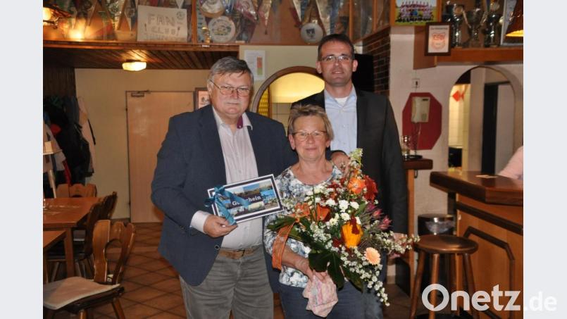 Mit einem Reisegutschein dankte Christian Bäß (rechts) Manfred und Anita Porsch für das Engagement beziehungsweise Verständnis in den vergangenen 36 Jahren. Bild: ak