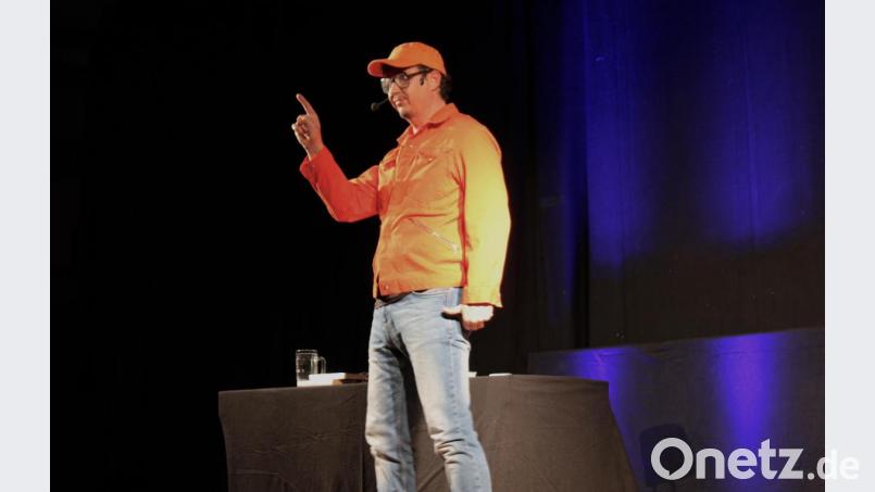 Markus Langer unterhielt den prall gefüllten Saal mit seiner Kunstfigur &quot;Sepp Bumsinger&quot;. Bild: kar