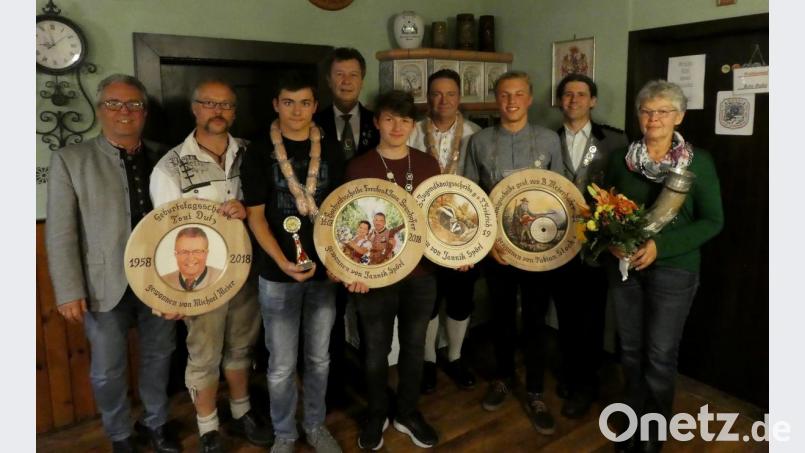 Die verdienten Sieger und ehemaligen Titelträger rückten bei der Königsproklamation ins Blickfeld. Im Bild (von links) Bürgermeister Toni Dutz, Michael Meier, Marco Sieder, Gauschützenmeister Manfred Zölch, Jannik Spörl, Berthold Meierhöfer, Fabian Stock, Klaus Herneczky und Elisabeth Schuller. Bild: wro
