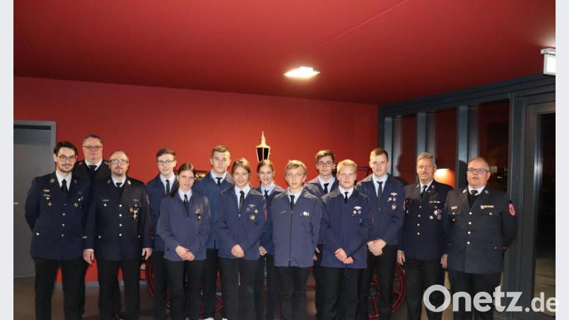 Im Bild die erfolgreichen Teilnehmer der Leistungsprüfung mit (von links) Jugendwart Sebastian Wiedemann, Kreisjugendwart Wolfang Bauer, Kommandant Matthias Haulena und (von rechts) KBM Roland Frank sowie KBI Lorenz Müller. Bild: Johannes Werner/exb