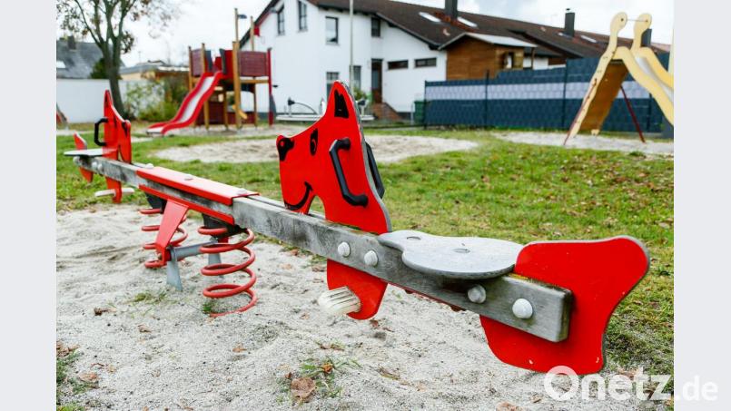 Der Spielplatz &quot;Auf der Point&quot; in Ettmannsdorf bietet im Sommer wenig schattige Plätze . Nun soll ein Sonnenschutz her. Bild: Hösamer