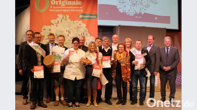 Landrat Richard Reisinger (rechts) zeichnete auf der Consumenta die Amberg-Sulzbacher Gewinner des zweiten Spezialitäten-Wettbewerbs der Metropolregion Nürnberg aus. Bild: Maria Regensburger