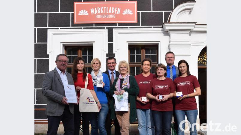 Über die jährlich 1500 Euro der Stadtwerke in den nächsten drei Jahren freuen sich (von links) Wilfried Gietl, Sonja Diergarten, Marion Irlbacher, Stadtwerke-Geschäftsführer Professor Stephan Prechtl, Anita Donhauser, Christin Lindner, Ines Dinter, Bürgermeister Florian Junkes und Christina Baumann. Bild: bö