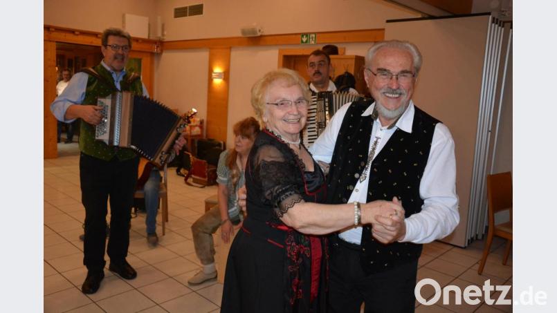Die Gäste hatten gute Laune und wagten mitunter auch ein Tänzchen. Bild: jr