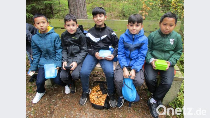 Einige Grundschüler bei der Pause beim Walderkundungslehrgang. Bild: Grundschule Waldsassen/exb