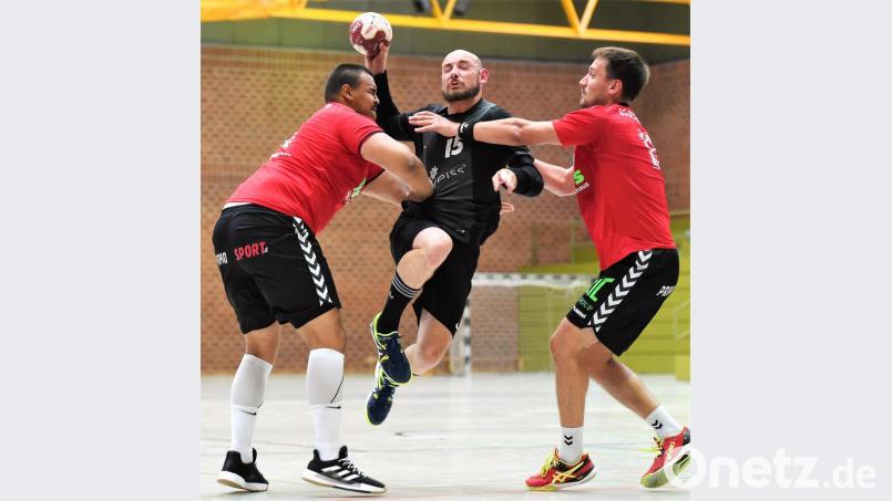Die Weidener Handballer um Stefano Flierl (Mitte, Szene aus dem Pokalspiel gegen Regensburg) besiegten den FC Neunburg. Bild: btg