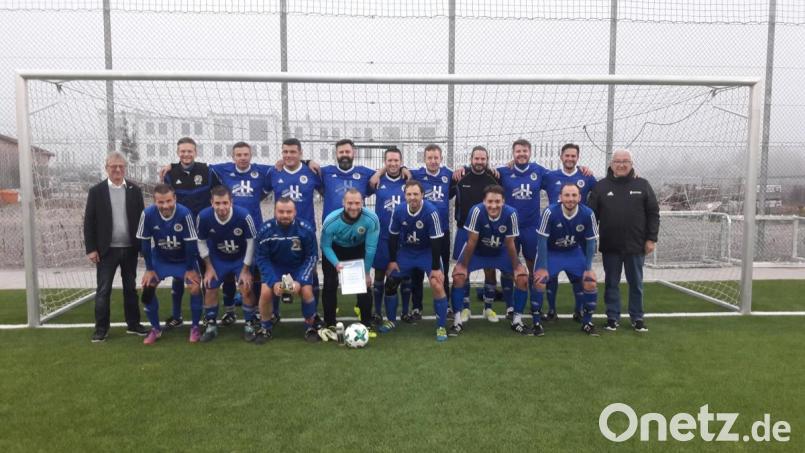 Die Siegermannschaft des SV Raigering mit Bezirksseniorenspieleiter Hans Dammer (rechts) und Kreisvorsitzendem Rupert Karl (links) und Pokalheld Stefan Schlaffer (vorne Mitte). Bild: exb