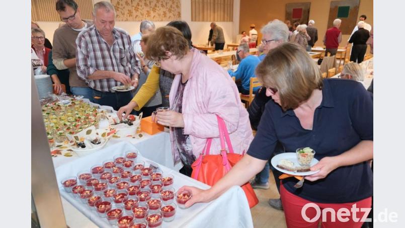 Für alle Interessieren gibt es gesunde Häppchen zum Probieren aus der Klinikumsküche. Bild: Klinikum/Dietl