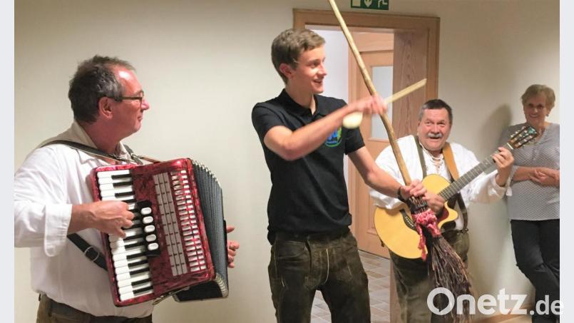 Das „Krautkopf Duo“ aus Roggenstein unterhält die Gäste musikalisch. Pius Stahl ist als dritter Mann mit Kochlöffel und Reisigbesen im Einsatz. Bild: cro