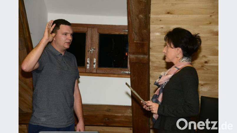 Christoph Witt wird als neues Mitglied des Marktgemeinderates von Bürgermeisterin Tanja Schiffmann vereidigt. Bild: bey