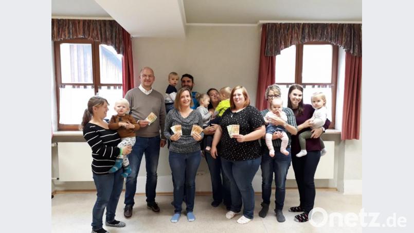 Schulleiter Alexander Köstler (vorne, Dritter von links), Franziska Lippert und Jacqueline Braun durften Spenden aus dem Erlös des Herbst/Winterbasars der Krabbelgruppe Spatzennest in Empfang nehmen. Bild: öt