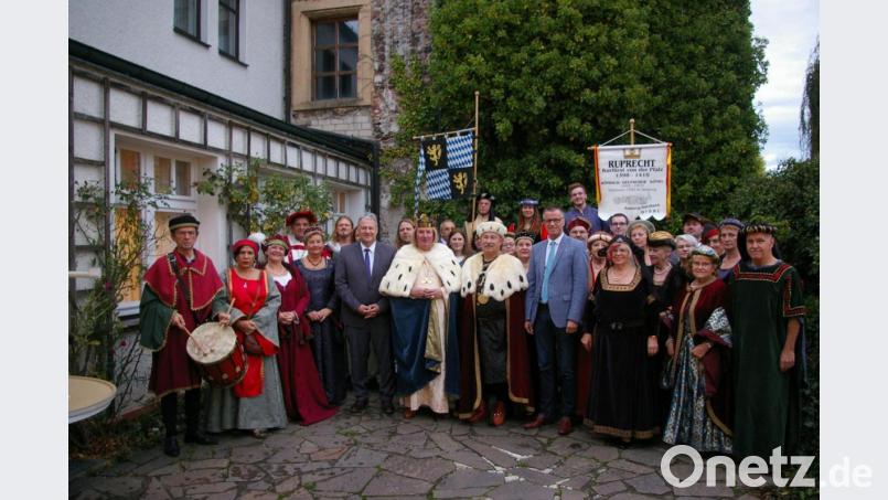 Der Jubelverein beim Empfang der Gäste: König Ruprecht alias Michael Koller (Mitte) und Kanzler Gerhard Büttner, davon links Landrat Richard Reisinger und rechts Bürgermeister Hermann Falk. Bild: Koller/exb