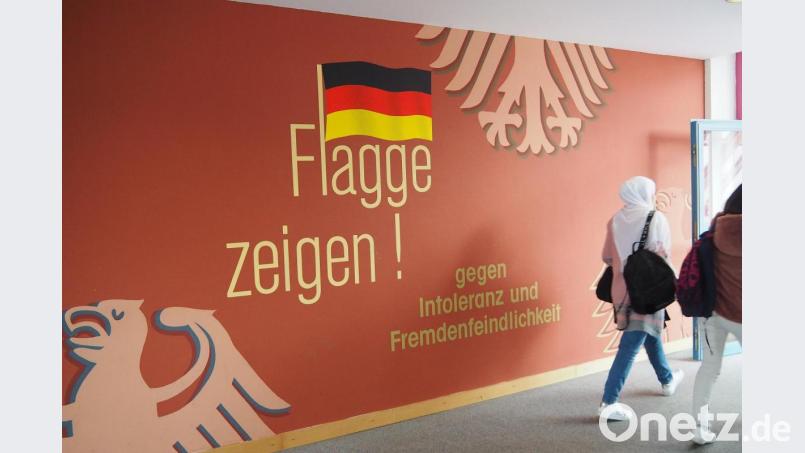 Diese Wand gegenüber dem Lehrerzimmer im Staatlichen Berufsschulzentrum Weiden erhält jetzt noch mehr Bedeutung. Bild: Bühner