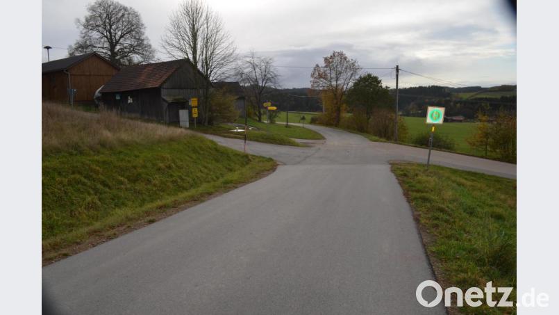 Ein richtiges Buswartehäuschen – an der Stelle, an der in Woppenrieth das Halteschild steht – wird kommen. Nicht aber die beantragte Geschwindigkeitsbeschränkung.	Bild: fz Bild: fz