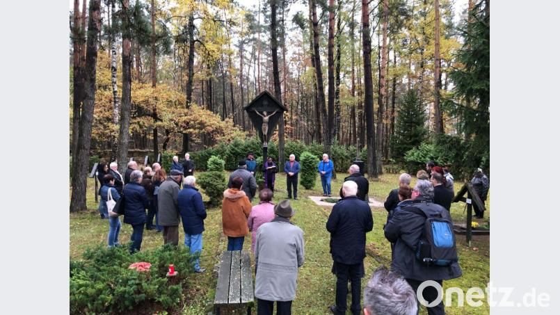 Viele Gläubige nahmen die Möglichkeit der Friedhofsbesuche im Sperrgebiet wahr. Pfarrvikar Hrundaya Kumar aus Vilseck segnet dabei auf dem Langenbrucker Gottesacker die Gräber. Bild: mor