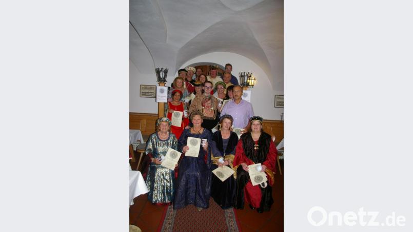 Für die geehrten Mitglieder des vor 15 Jahren gegründeten Freundeskreises gab es bei der Ehrung im Hirschauer Schloss-Hotel jeweils eine Urkunde. Bild: Koller/exb