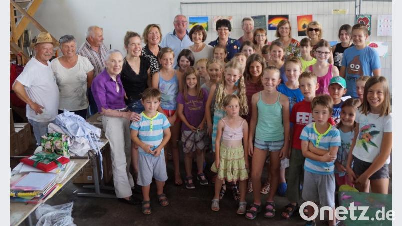 Seit zehn Jahren gehören die Kindermalkurse mit Künstlerin Katharina Gierlach (Fünfte von links) zum Höhepunkt des Vereinslebens bei den &quot;Freunden der Kunst&quot;. Die Finanzierung der Aktion übernimmt stets Ehrenbürgerin Erika Odemer (Vierte von links). Archivbild: weu