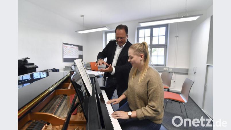 Der Marktredwitzer Musikschulleiter Erwin Jahreis freut sich schon jetzt über die neuen Räumlichkeiten. Vorbei sind die Zeiten, als er im Container unterrichten musste. Bild: Florian Miedl/fph