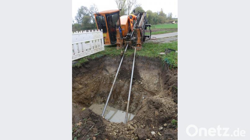 Als erste Maßnahme zur Erdverkabelung der 20-Kilovolt-Leitung stellt die Firma Rohrleitung und Anlagenbau Streicher aus Deggendorf ab dem Anwesen Kies eine Rohrverbindung unter der B 470 in Richtung Ruckstraße her. Bild: rn