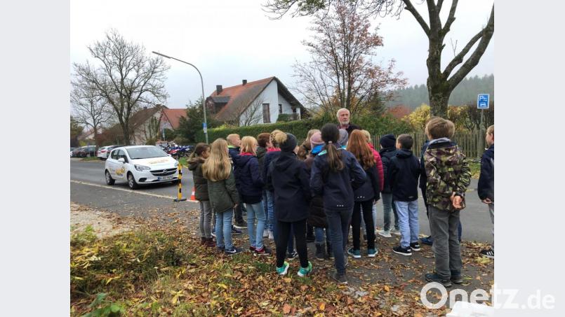 Moderatoren des ADAC Nordbayern erarbeiten mit den Fünftklässlern des Gymnasiums in der Praxis die Gefahren im Straßenverkehr. Bild: exb/Gymnasium Eschenbach