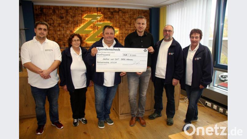 Die Überraschung war den BRK-Ehrenamtlichen anzumerken. Von der Ziegler-Group flossen 5 000 Euro, um die Ersatzbeschaffung ihres HvO-Fahrzeuges zu ermöglichen. Im Bild (von links): Marco Steininger, Petra Meierl, Robert Wolfrum, Ziegler-Group-Prokurist Michael Wachsmann, Richard Meierl und Conny Klarner. Bild: wro