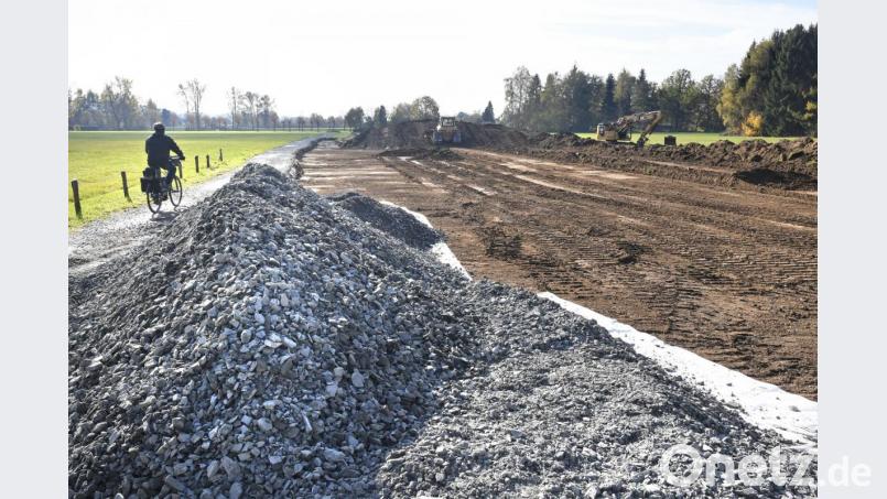Am Montag mogelt sich noch ein Radfahrer an der Baustelle vorbei. Im Zuge des Baus eines Regenrückhaltebeckens &quot;Am Krebsbach&quot;, sind der Kirchsteig und einige Feldwege hinter dem Eleonore-Sindersberger-Heim für Radler und Fußgänger gesperrt. Bild: Petra Hartl