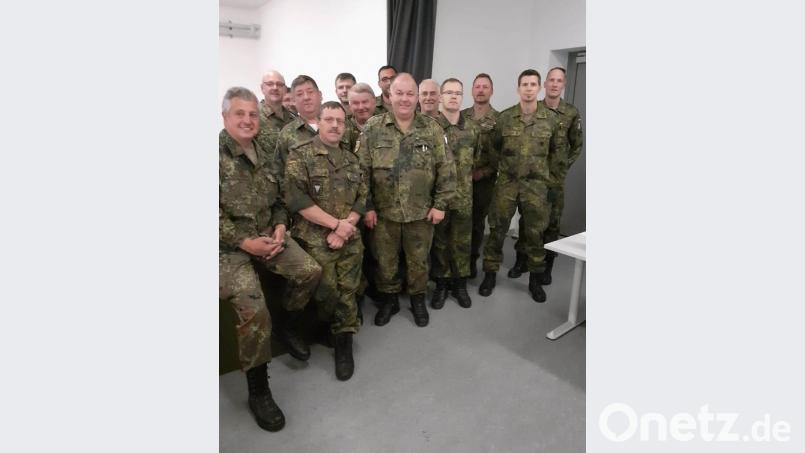 Die Teilnehmer der Schießausbildung mit Stabsfeldwebel Johann Rothut (vorne, Mitte). Bild: dl