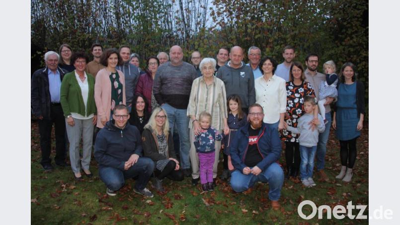 Klothilde Heinrich (Mitte) feierte am Samstag ihren 90. Geburtstag. Es gratulierten unter anderem die beiden Söhnen Lothar (links) und Franz (rechts) sowie Enkel, Urenkel und weitere Verwandte. Bild: kro