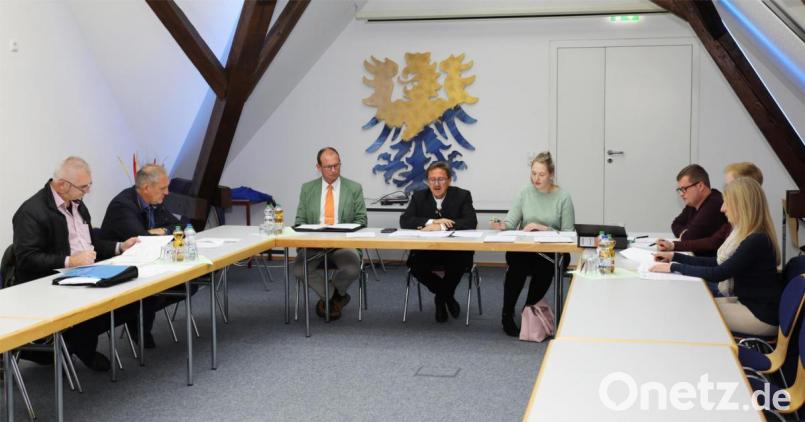 Schulverbandsversammlung im Kulturspeicher des Rathauses. Auf dem Bild Schulverbandsvorsitzender Bürgermeister Hans Donko (Vierter von links) mit den Schulverbandsmitgliedern (von links) Bürgermeister Uli Roth und Bürgermeister Werner Prucker sowie Rektorin Sabine Graser (rechts). Bild: JOCHEN NEUMANN 
ERBENDORF