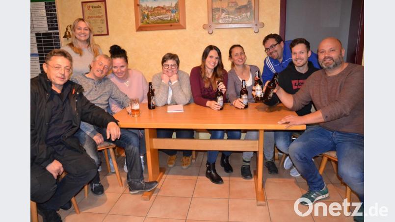 Die Theaterfreunde Moosbach präsentieren am 28. und 29. Dezember in der Turnhalle Moosbach das Lustspiel „Das verflixte Klassentreffen“ unter der Leitung von Sabrina Meindl (stehend links). Bild: gi