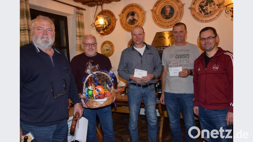 Vorsitzender Bernhard Lindner (rechts) gratuliert den Siegern: Siegfried Lehner (Zweier von rechts), Reinhard Zinkl (Dritter von rechts) und Markus Schön (Vierter von rechts). Der Trostpreis geht an Herbert Bäuml (links). Bild: fla