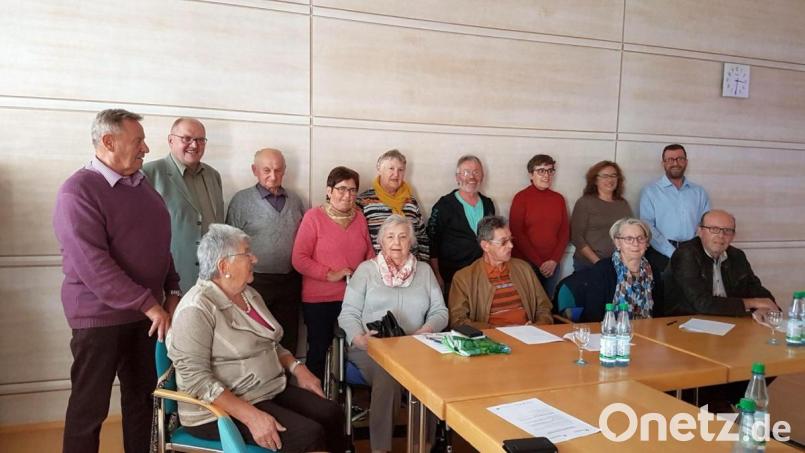 Die Teilnehmer des Kursangebots im Sibyllenbad-Vortragsraum. Stehend von links Horst Ehrhardt, Reinhard Schön (Behindertenbeauftagter Landkreis Tirschenreuth), Werner Altnöder, Anneliese Seifert, Maria Stark, Josef Franz, Beate Ott (Seniorenbüro Neualbenreuth), Andrea Gutwein (Behindertenbeauftragte Neualbenreuth) sowie Referent Jürgen Blumberg. In der vorderen Reihe sitzend (von links) Franziska Schrenker, Gudrun Ritter, Karl-Heinz Ritter, Monika Gallbrecht und Christian Zinser. Bild: exb