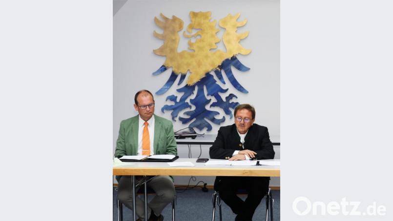 Schulverbandsvorsitzender Bürgermeister Hans Donko (rechts) mit dem geschäftsführenden Beamten der Stadt, Hubert Wojtenek. Bild: JOCHEN NEUMANN 
ERBENDORF