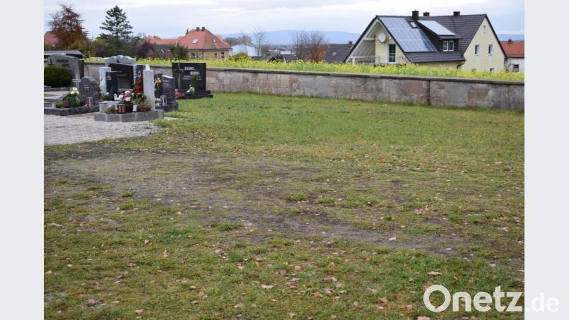 Eine neue Urnengrabanlage soll im Anschluss entstehen. Auszubildende Sophia Meister stellte verschiedene Gestaltungsmöglichkeiten der Urnenanlage vor. Zur Wahl stehen Felder, Stelen, Wände und Mischformen. Bild: szl
