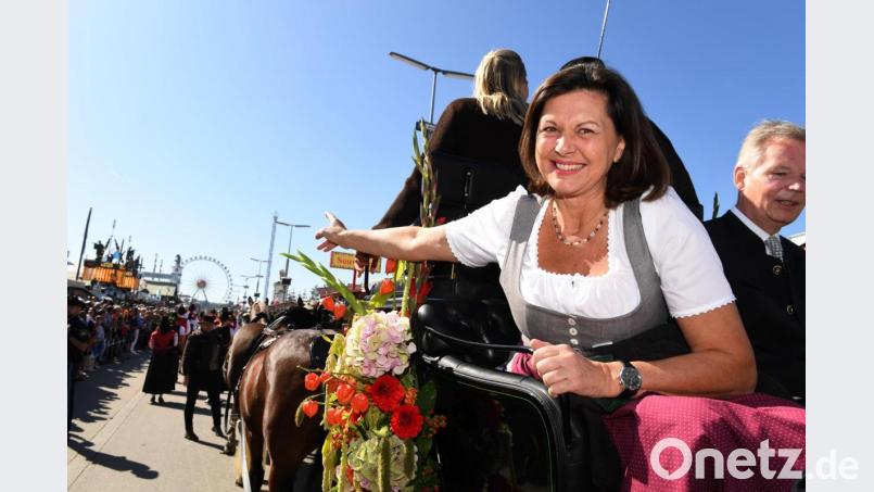 Die Präsidentin des Bayerischen Landtags, Ilse Aigner (CSU), sitzt beim Einzug der Festwirte auf einem Wagen und zeigt lächelnd Richtung Riesenrad. Das größte Volksfest der Welt dauert bis zum 6. Oktober. Bild: Felix Hörhager/dpa