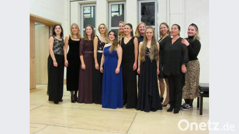 Meister-Pädagogin Sabine Lahm (5.von rechts) und Korrepetitorin Sandra Vucenovic (2. von rechts) mit den Absolventinnen des diesjährigen Gesangs-Kurses in Sulzbach-Rosenberg. Bild: aks