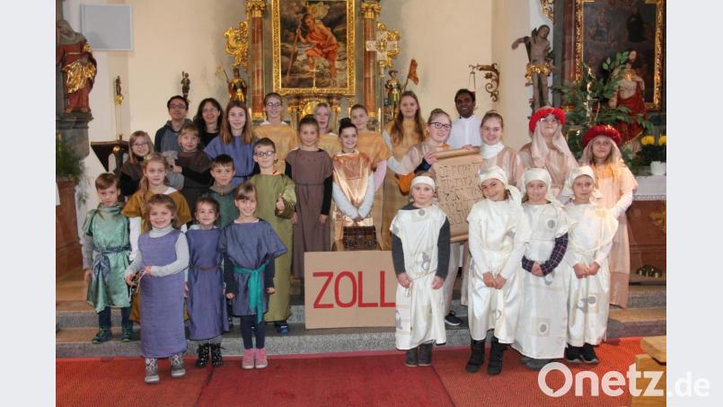 Der Kinder- und Jugendchor unter der Leitung von Susanne Schieder (hinten, Zweite von links) gibt beim Predigtspiel einen Einblick in das Musical. Bild: pi